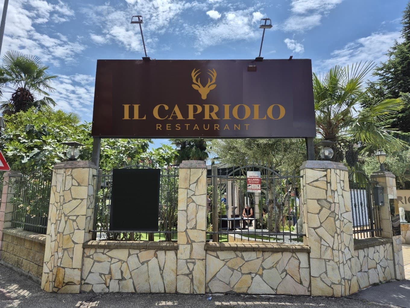Ingresso del ristorante con il logo Il Capriolo Restaurant