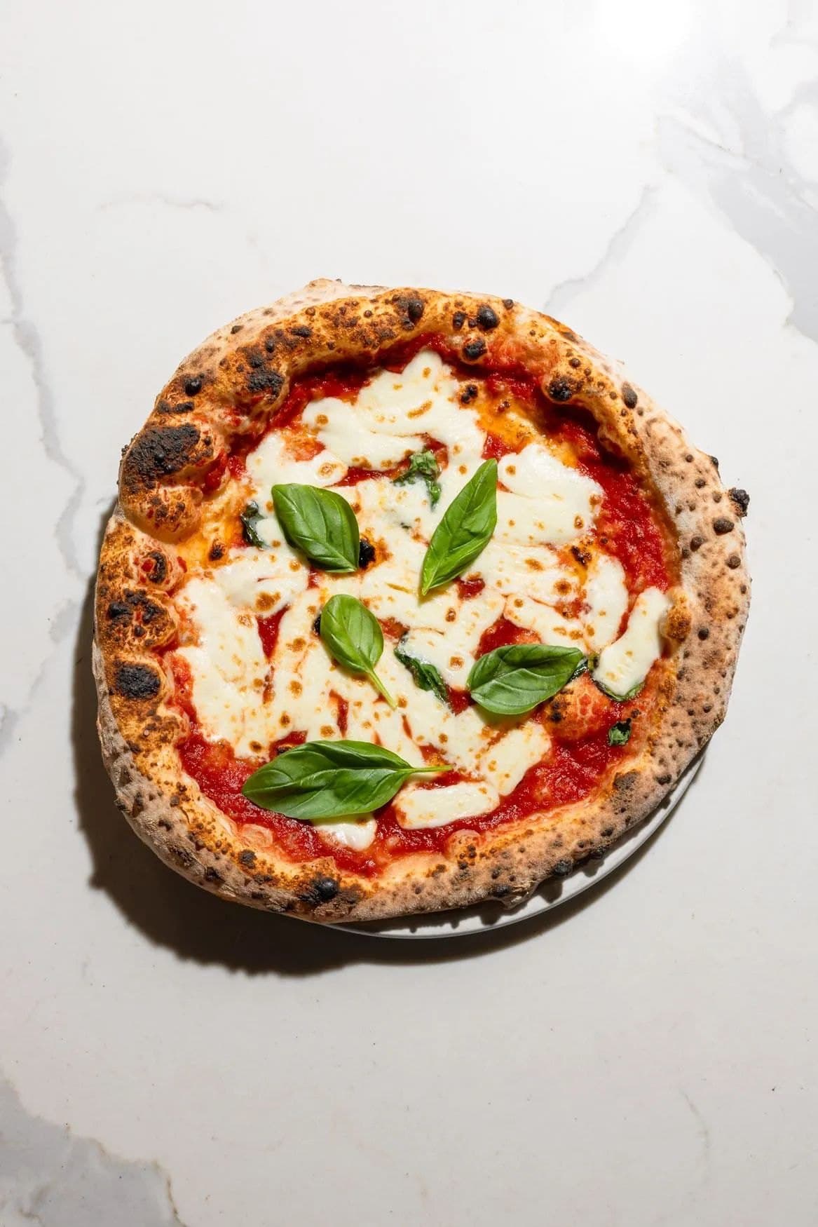 Pizza margherita con mozzarella e basilico